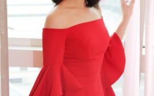 大红色针织连衣裙怎么搭配 红色的连衣裙搭配什么外套好看